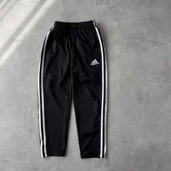 16879 キッズ アディダス 刺繍ロゴ トラックパンツ 黒色