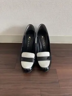 Diana 黒白ストラップハイヒールパンプス