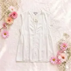 ローリーズファーム フロントジップペプラムベスト 白 F 体型カバー◎