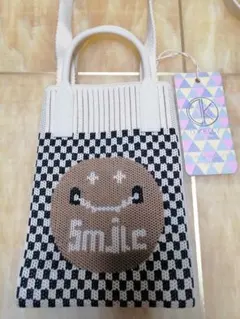 新品未使用品タグ付きD.KELLY スマイル シリコンバッグ スマホショルダー