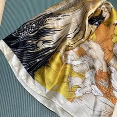 新品　サテン花柄プリントのポンチョトップス　イエロー×オレンジ×ブラック