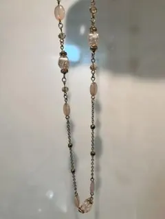 ビーズ装飾のロングネックレス