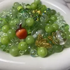緑色ビーズセット 蝶とリンゴ型チャーム付き（少量からＯＫ）しげつちゃん❤︎