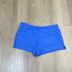 青いショートパンツ ストレッチ素材