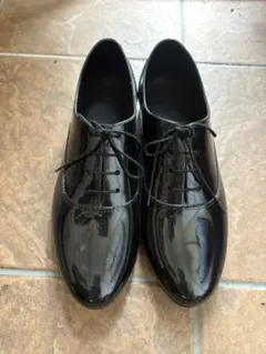 黒のレースアップシューズ
