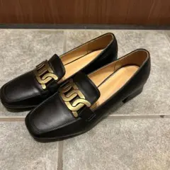 黒 レザー ローファー 金色チェーンモチーフ