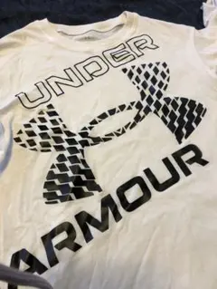美品　UNDER ARMOUR ロンT 130cm