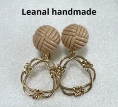 ベージュ　あみこみ　フラワーモチーフ　ゴールド　イヤリング