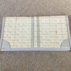 ほぼ未使用品　白とベージュの織り素材クラッチバッグorポーチ 籐のような素材