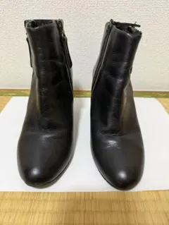 ブラックレザー中ヒールブーツ