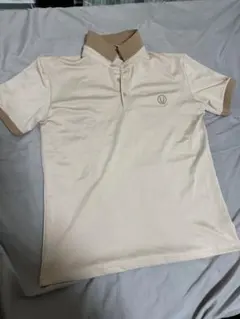 ベージュ ポロシャツ Uのロゴ 3つボタン