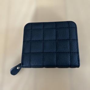 ブラックレザー二つ折り財布 キルティングデザイン