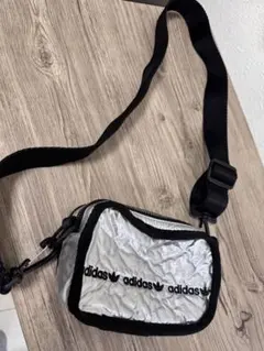 adidas シルバー ボディバッグ