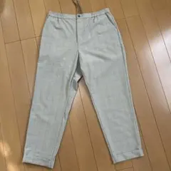 淡いグレーとピンクのチェック柄スラックス