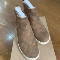 UGG ショートブーツ　W HOLLYN DECO QUILT チョコ23cmのサムネイル