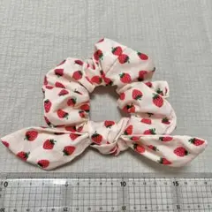 [ハンドメイド]いちご柄シュシュ/取り外し可能リボン付き