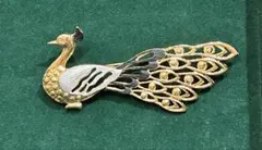 孔雀デザインのゴールド系ブローチ フォーチュンジュエリー