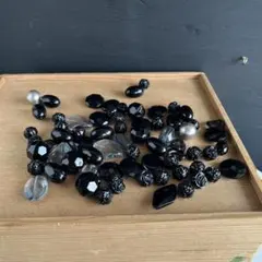 プラスチックビーズ　黒と他　69個