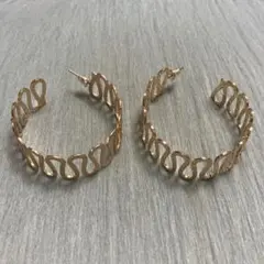 うねりのデザインフープピアス