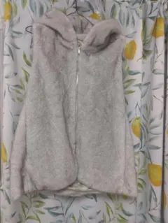 green label relaxing フェイクファーフードベスト