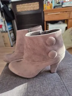 茶系 スエード ショートブーツ 飾りボタン付き