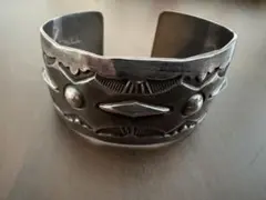 ミ*ー様 NAVAJO SILVER バングル NORA