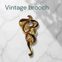 Vintage ゴールドブローチ 立体デザイン 縦約6㎝ アクセサリーのサムネイル