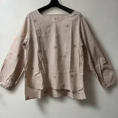 Vネック身頃のみに小さな花柄の刺繍をした長袖ブラウス(新品未使用)