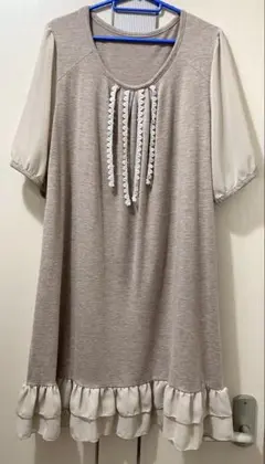 ベージュ 半袖チュニック フリル付き