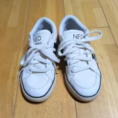adidas　NEO　スニーカー　ホワイトとネイビーの配色　23cm