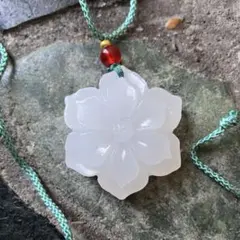 白翡翠の可憐な六弁の花のペンダント