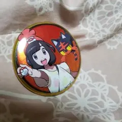 主人公(女の子)　ニャビー ポケモン　缶バッジ　アローラ編 ポケモンセンター