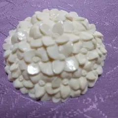 未使用保管品 輪島塗 金蒔絵菖蒲ブローチ ～雅を映す深紫の意匠