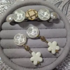 ボタンとホワイトバレッタとピアスまたはイヤリングのセット