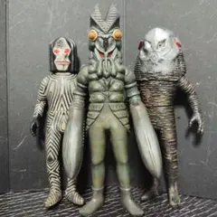 ウルトラ怪獣旧型絶版ソフビカプセル怪獣3体+セブン（サービス品期間限定品） ウルトラ怪獣旧型絶版ソフビセブンカプセル怪獣3体セット - メルカリ