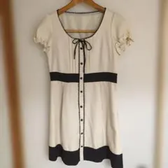 アイボリーと黒のフリル袖ミニワンピース