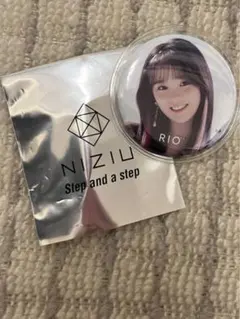 NiziU 缶バッジ　リオ