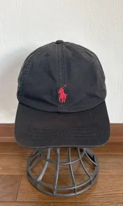 Polo 赤色ロゴ 黒キャップ