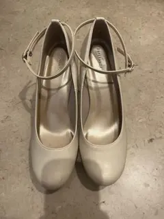 ホワイトベージュ アンクルストラップ パンプス