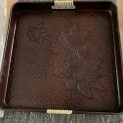 漆器の盆 花の彫刻付き