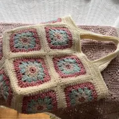 ちょっとおおきめのモチーフバッグ　かぎ針編みバッグ　グラニースクエアバッグ