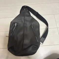 MONO COMM CAダークブラウン スリングバッグ