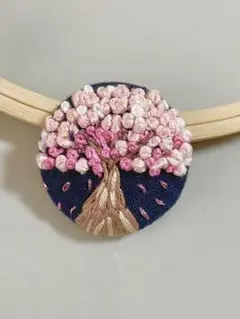 月明かりの夜桜 刺繍ブローチ　ハンドメイド　くるみボタン