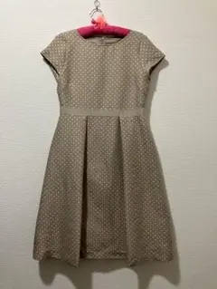 ベージュ ドット柄 半袖 ひざ丈ワンピース