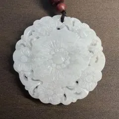 本翡翠ペンダント　お花　ミャンマー産　両面模様　無含浸　無着色　可愛い　春っぽい
