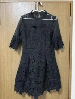 Lily Brown ブラックワンピース タック入り 半袖