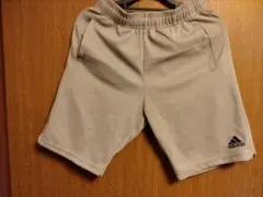 adidas グレー ショートパンツ