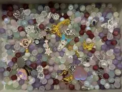 多彩な8mmガラスビーズと金属チャームセット 約230ml