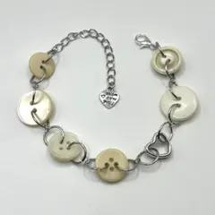 ハンドメイドブレスレット　シルバーアクセサリー　ホワイト系　ボタン　調節可能
