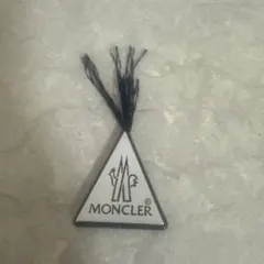 MONCLER 三角形 チャーム